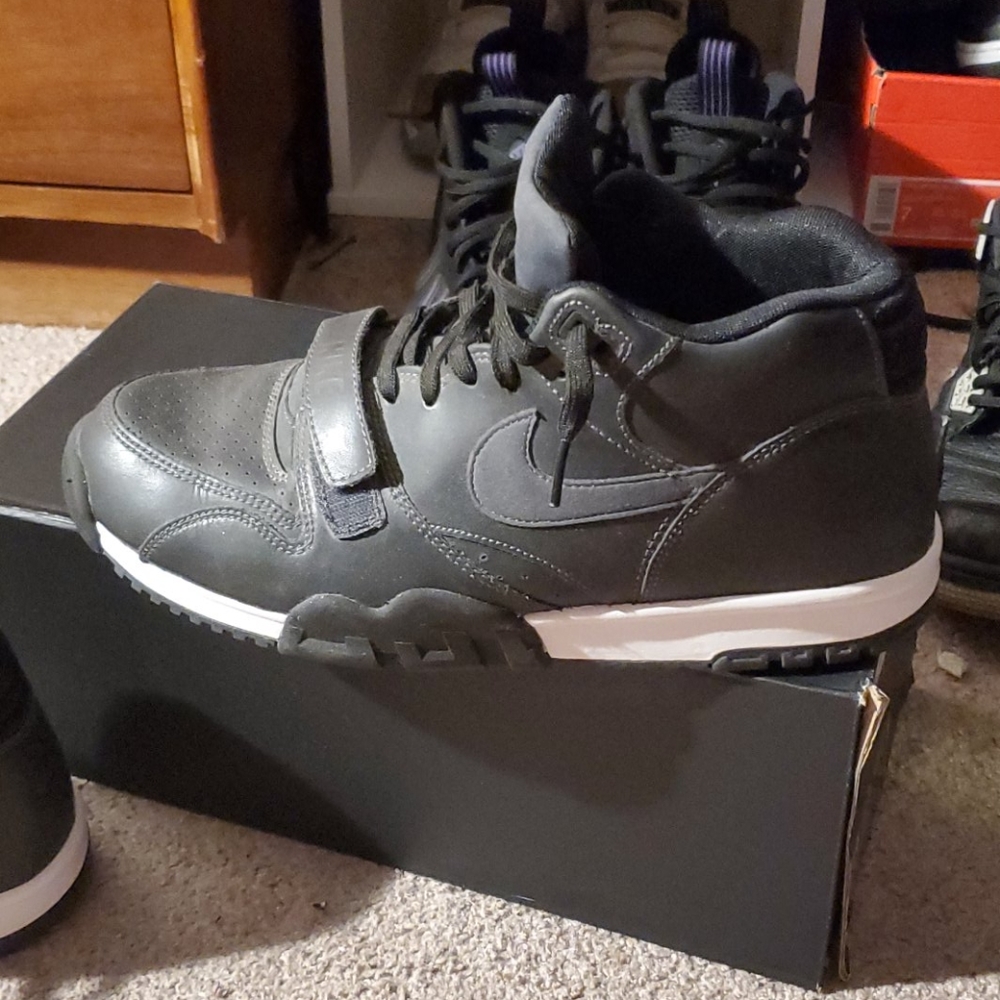 Nike anthracite 1 mid